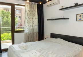Black & White - 2-Bedroom Flat 5min from the Beach